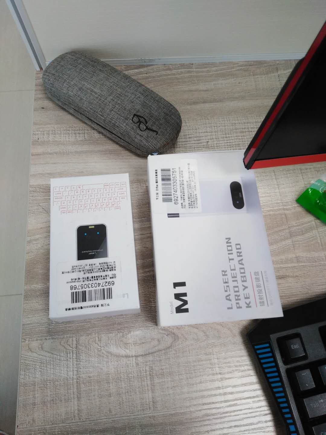Virtual Laser Keyboard - Bluetooth Wireless Projector for Phone, Tablet & Laptop