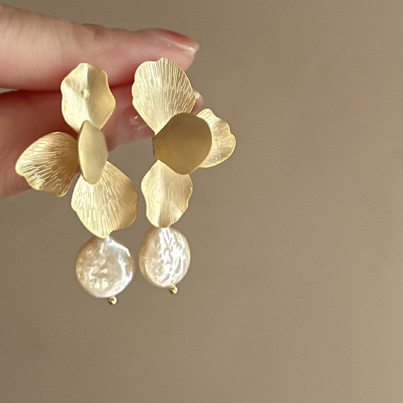 Vintage Round Flower Tassel Earrings, European American Retro Metallic Stud Earrings, Light Luxury Elegant Jewelry
